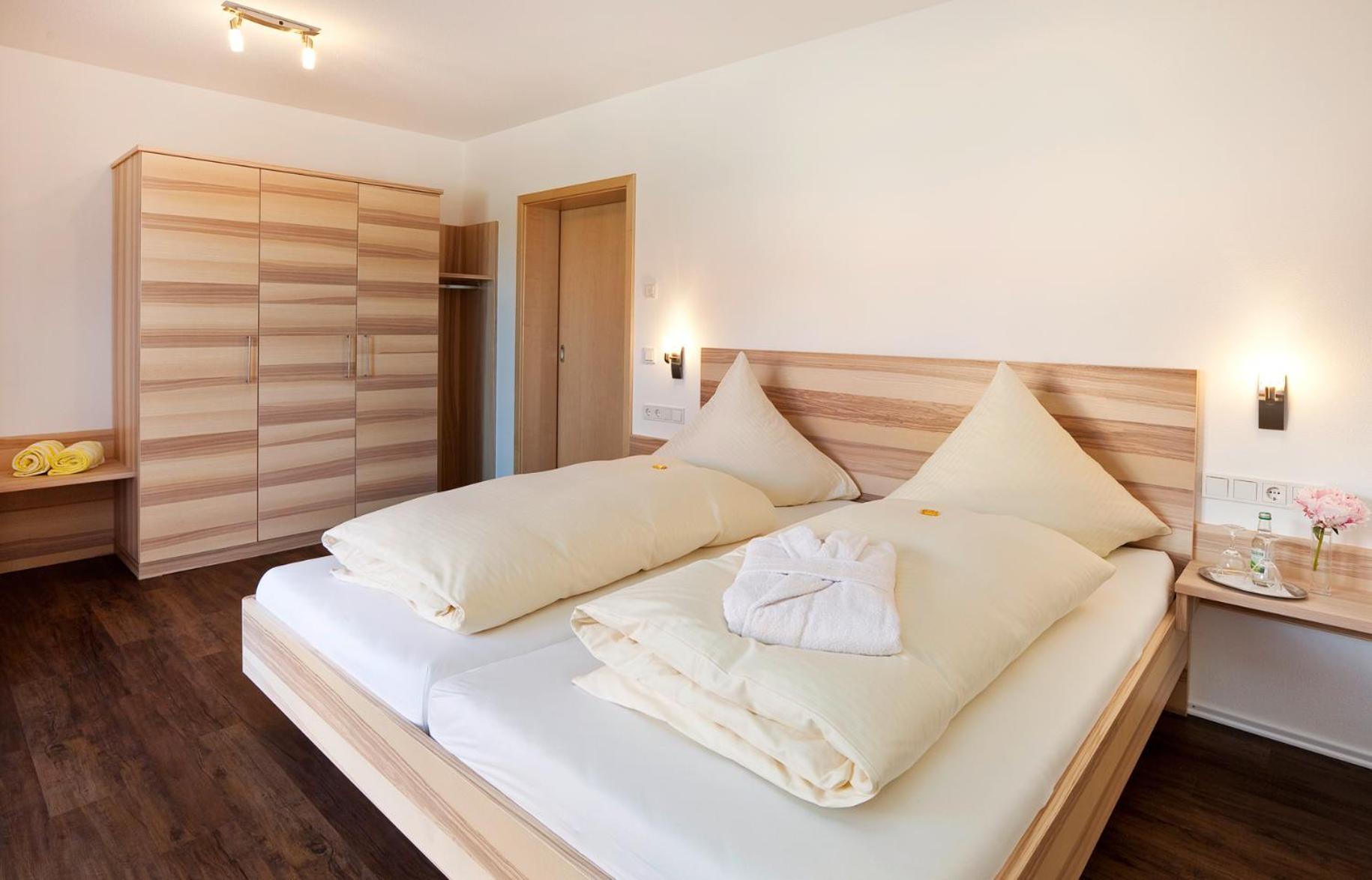 Seehotel Und Appartements Schnoeller Rieden am Forggensee Exterior photo